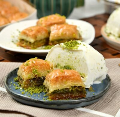 MADO - 2 KG FISTIKLI YAŞAR BAKLAVA + 2 KG HAKİKİ SADE MARAŞ DONDURMASI 4.700 TL YERİNE 4.500 TL